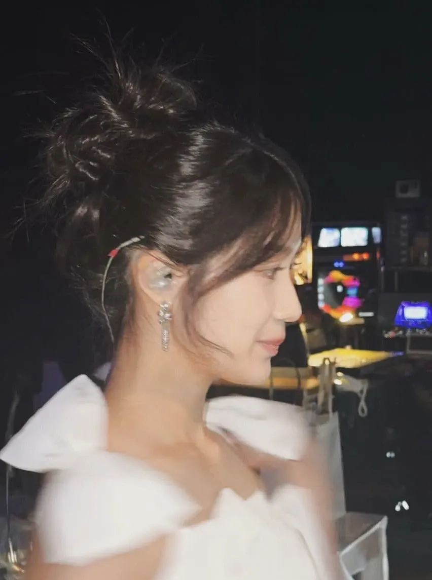 Behind-the-scenes cut of Kim Hyeyoon