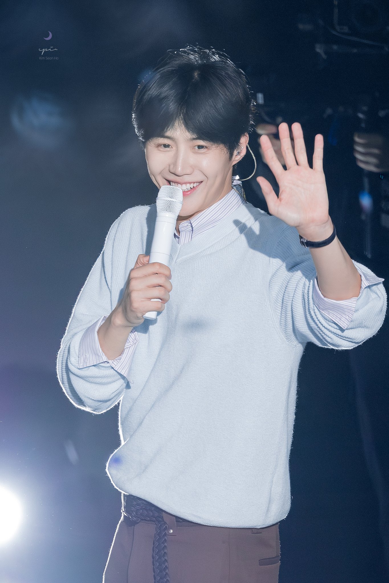 A moment captured by a fan of Kim Seonho