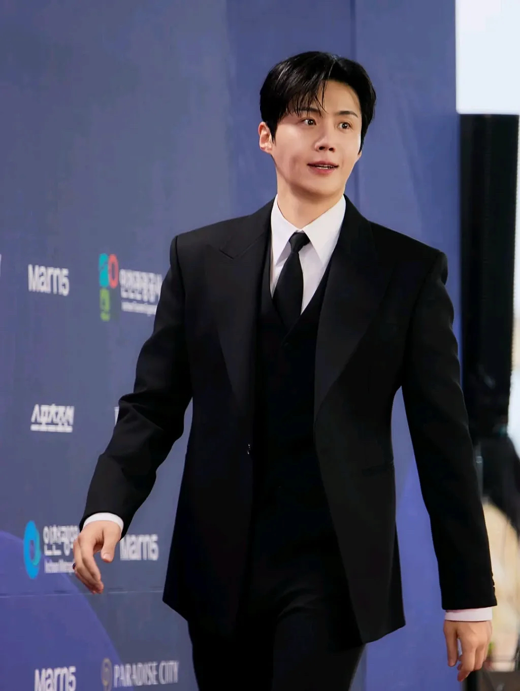 Behind-the-scenes cut of Kim Seonho