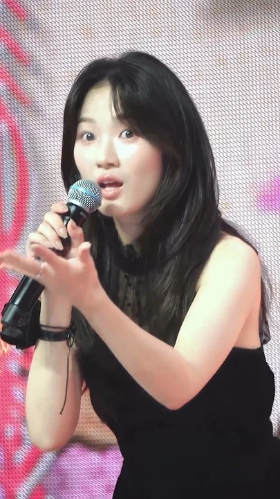 A moment captured by a fan of Kim Hyeyoon