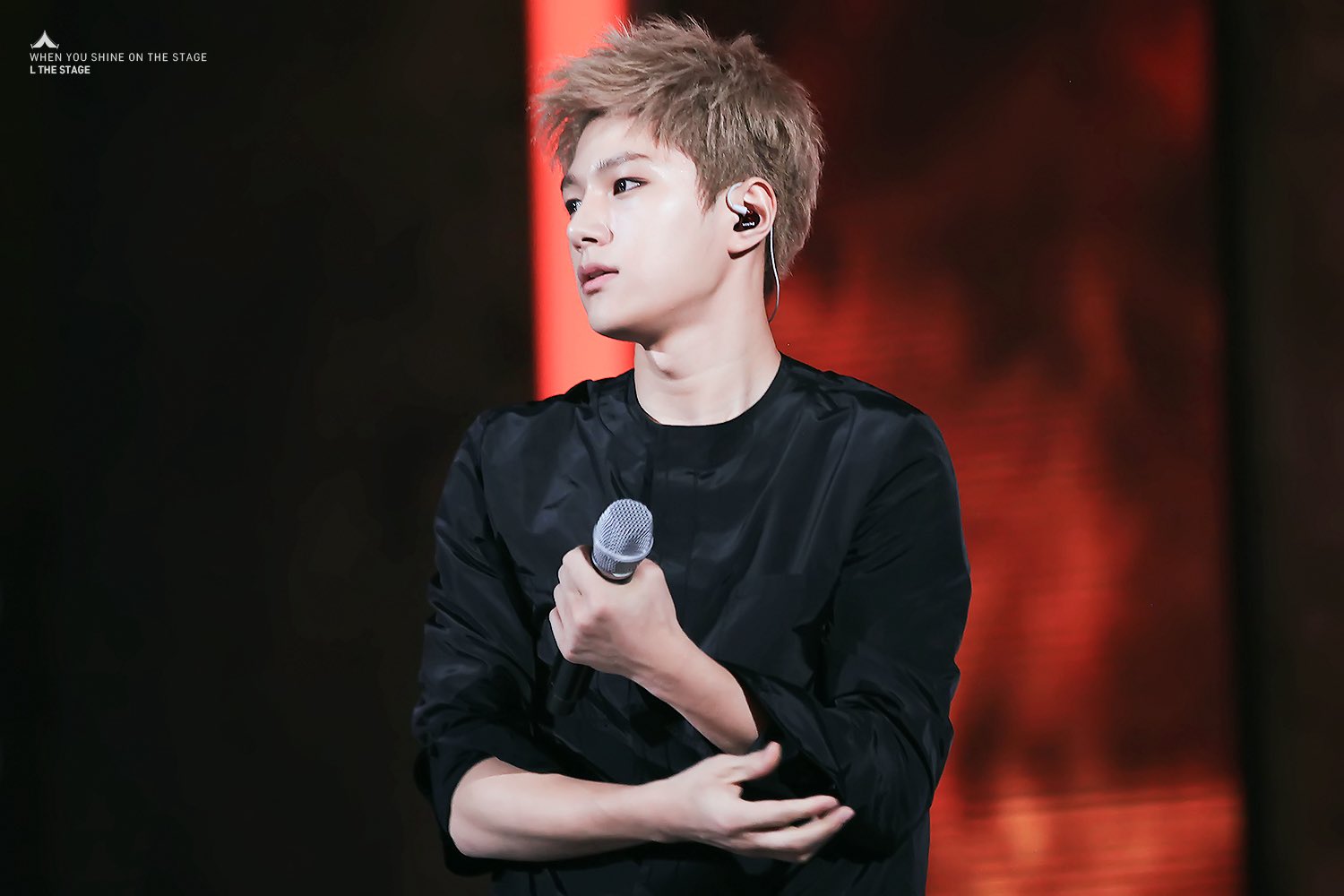 A moment captured by a fan of Kim Myungsoo (L)