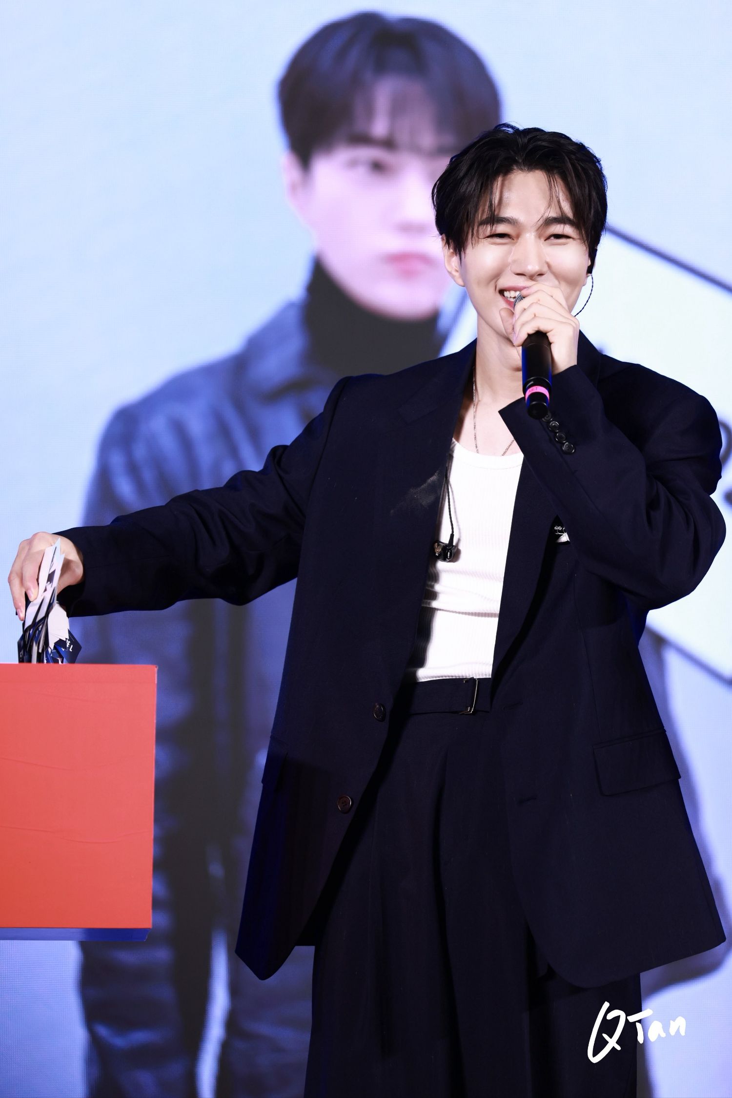 Recent activity shot of Kim Myungsoo (L)