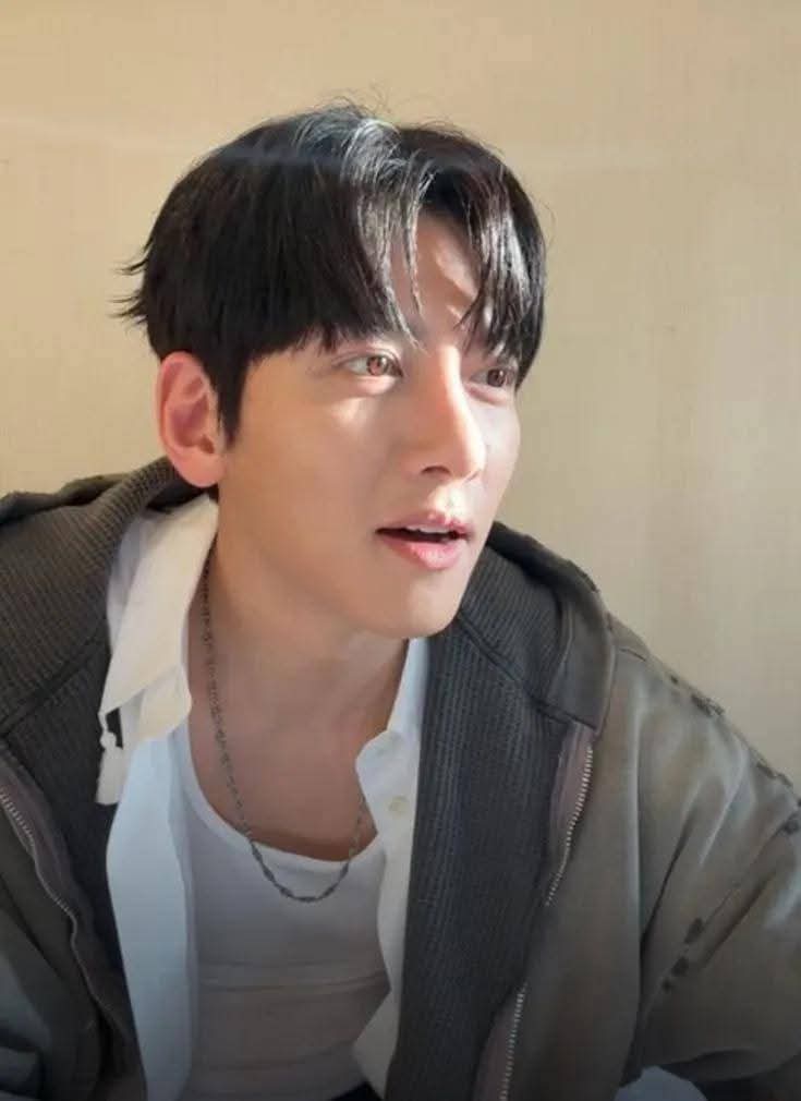 粉絲拍下的池昌旭瞬間