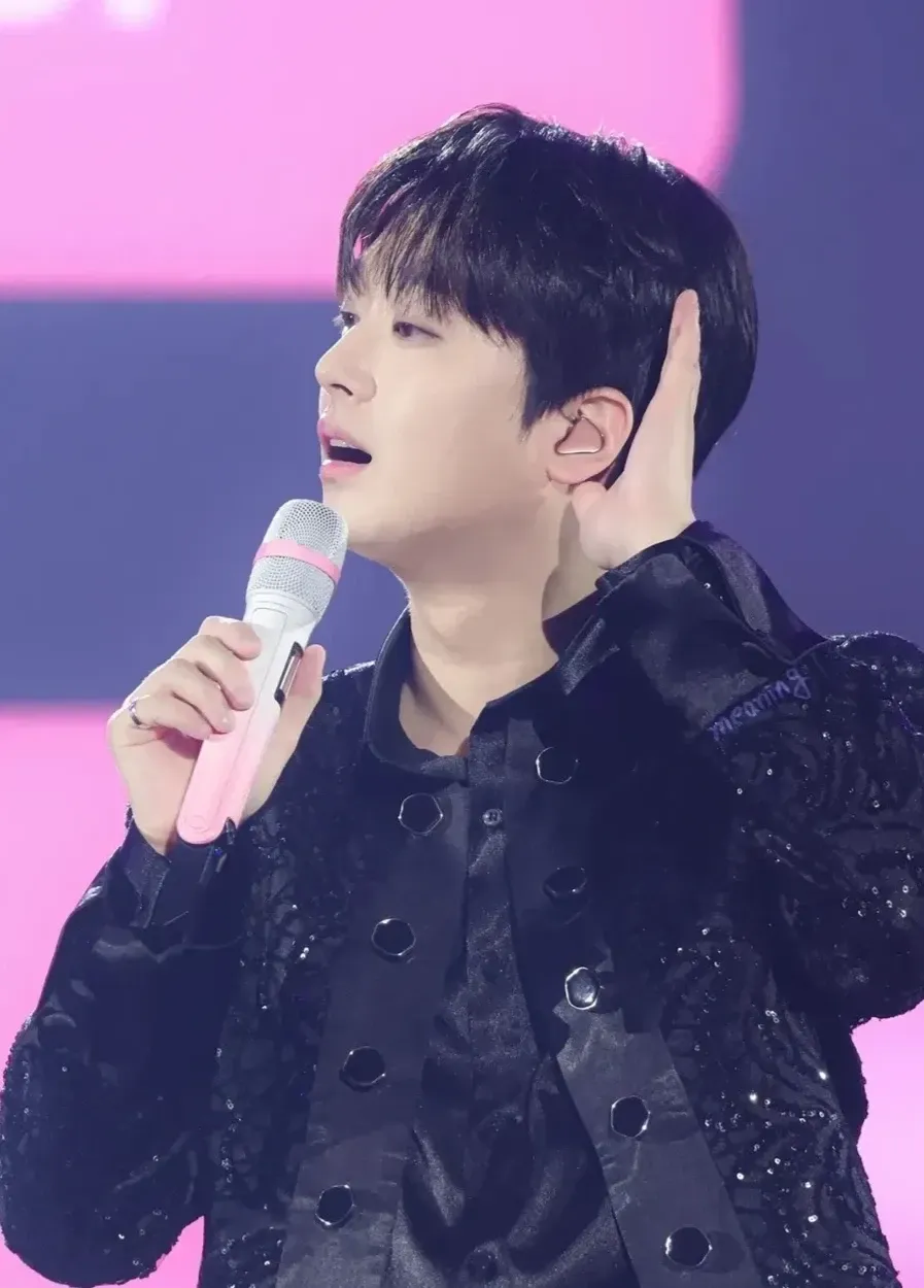 A moment captured by a fan of Lee Chanwon
