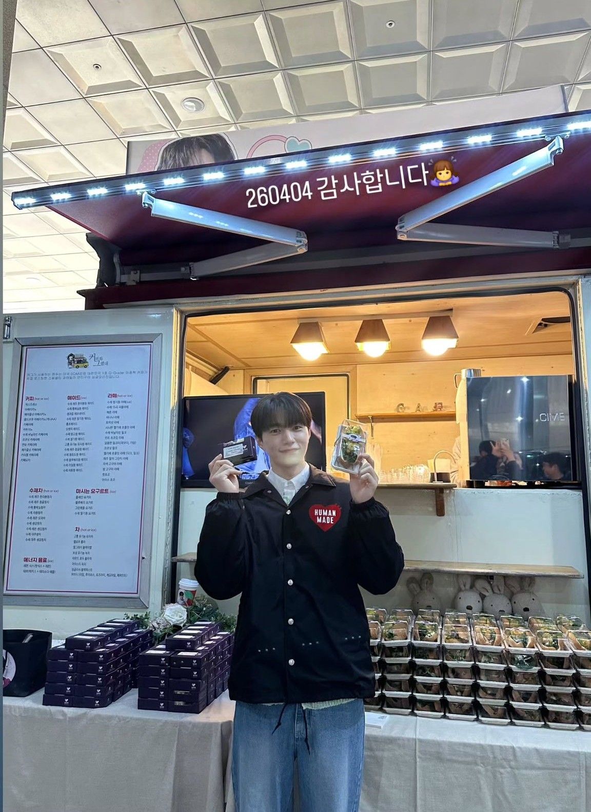 Momen yang diabadikan oleh penggemar Kim Myungsoo (L)