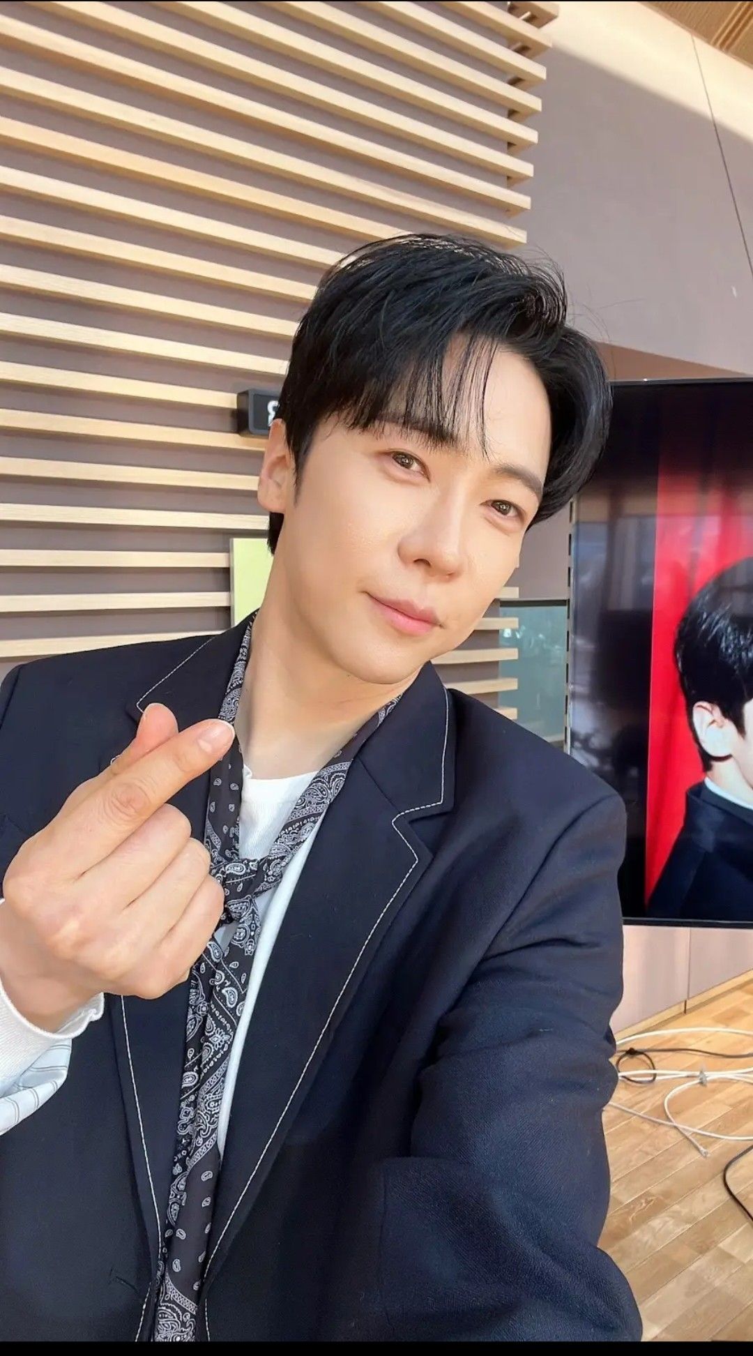 Emotional wallpaper shared by fans for Enoch