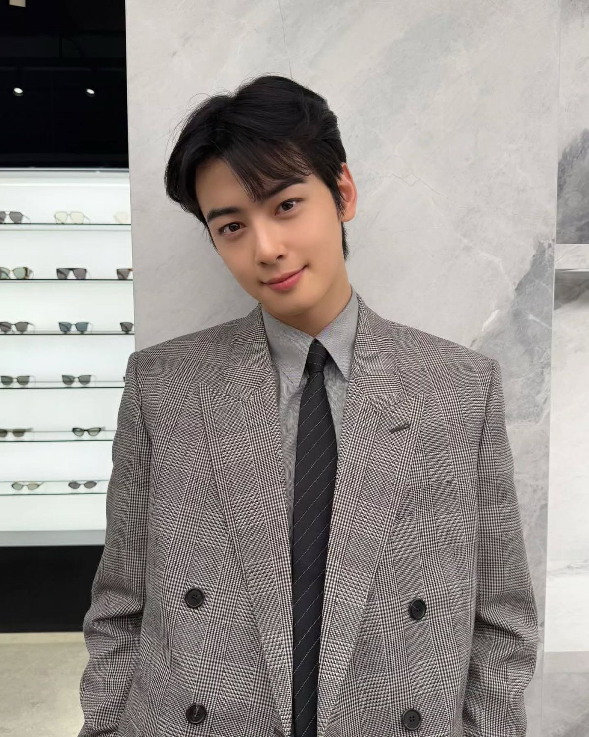 Behind-the-scenes cut of Cha Eunwoo