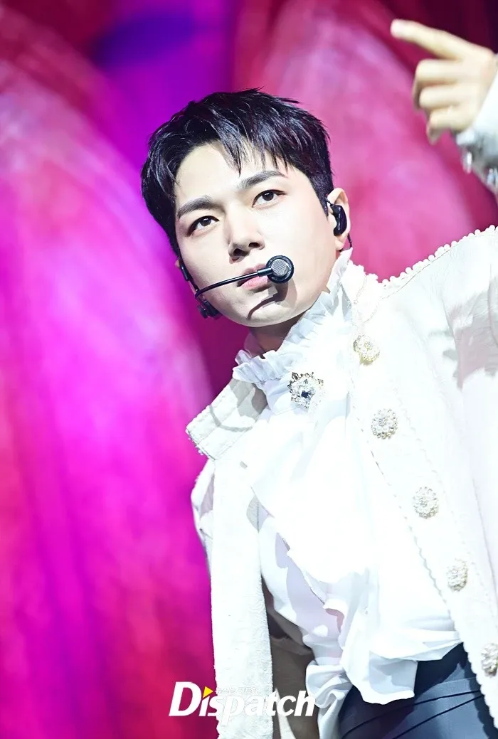 Behind-the-scenes cut of Kim Myungsoo (L)