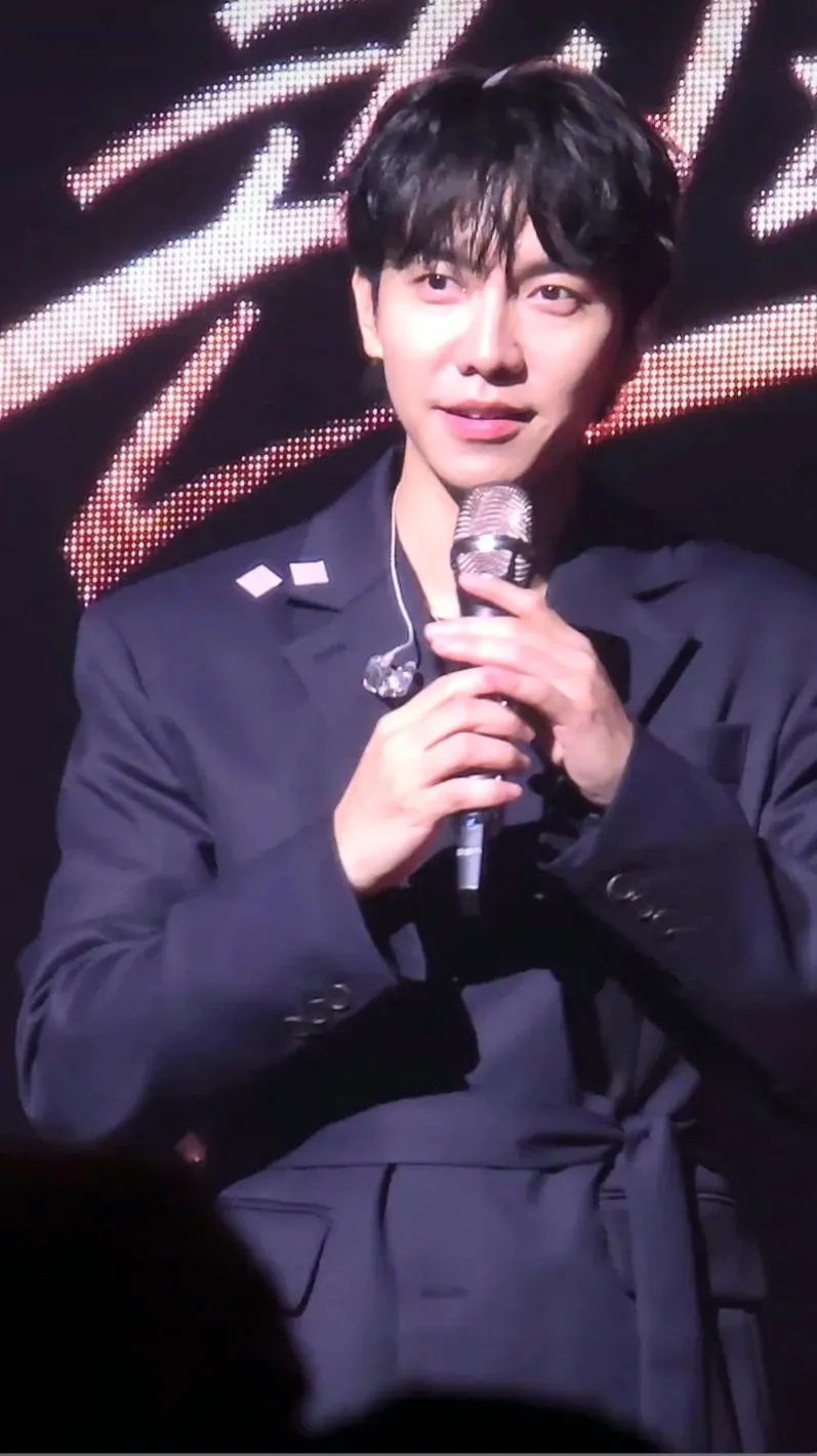 Momen yang diabadikan oleh penggemar Lee Seunggi