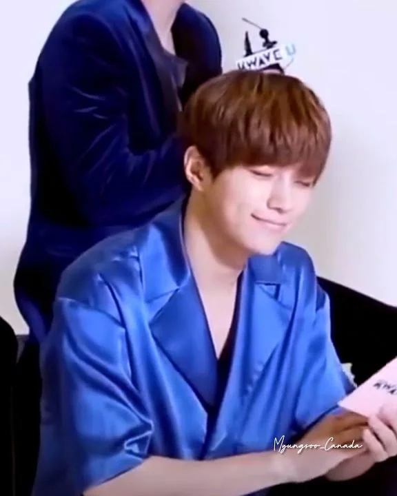 金明洙 (L)的最新照片