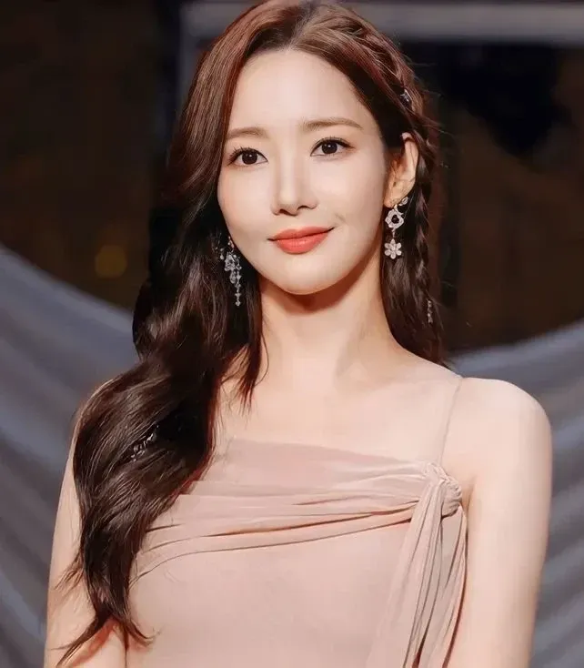 Momen yang diabadikan oleh penggemar Park Minyoung