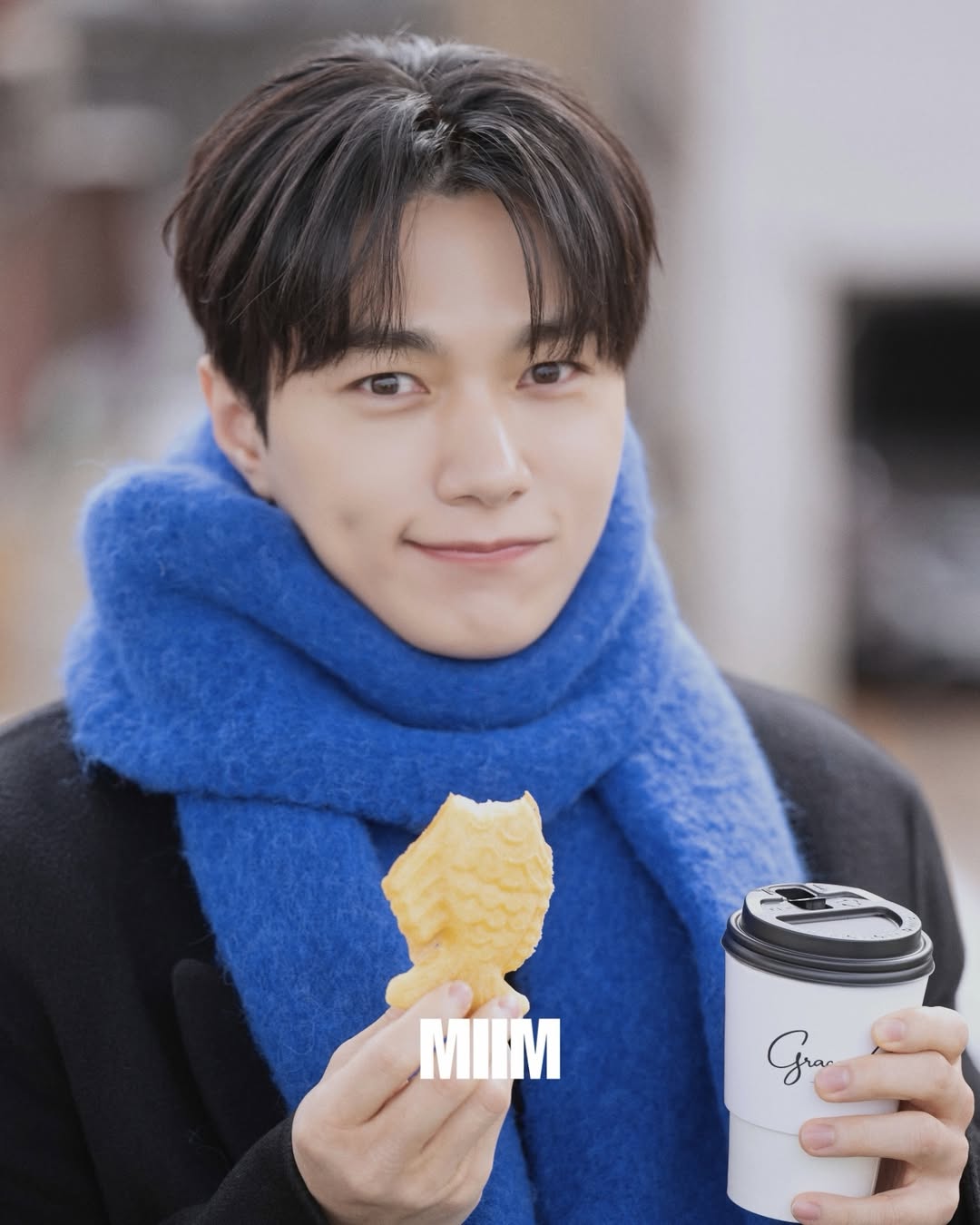 A moment captured by a fan of Kim Myungsoo (L)