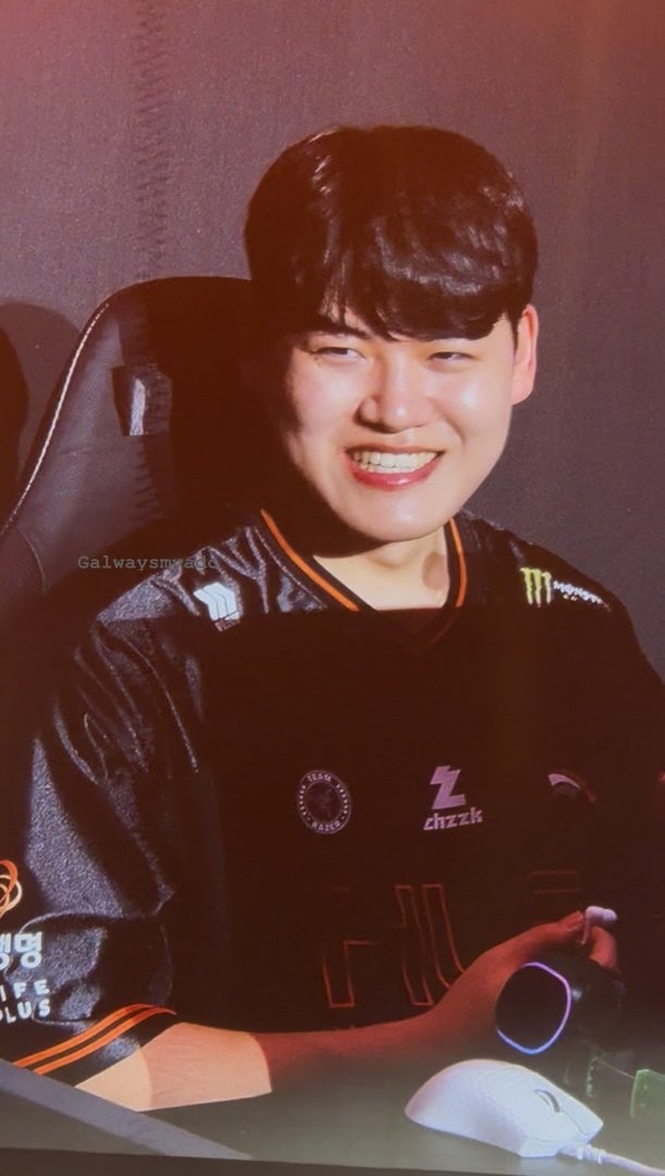 Special wallpaper made by Gumayusi's fans