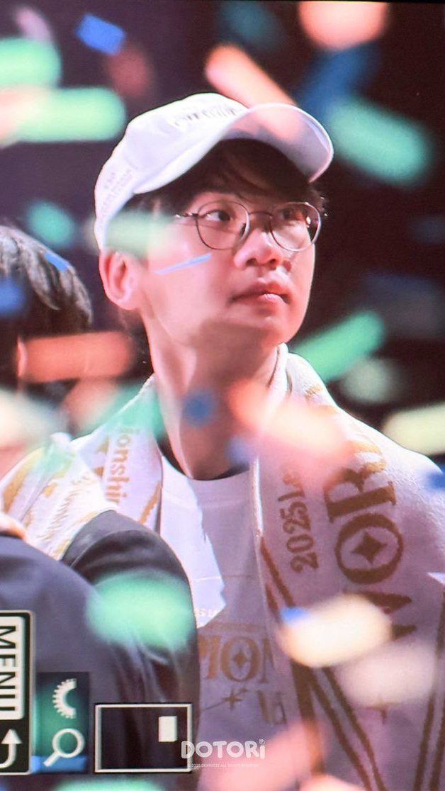 Emotional wallpaper shared by fans for Doran