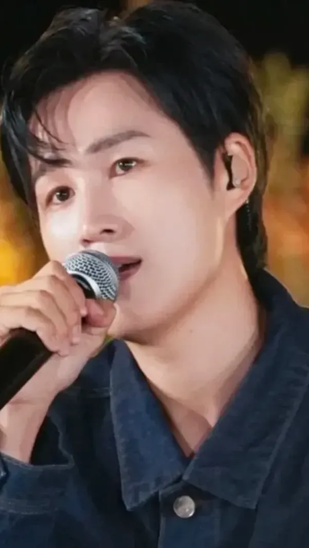 A moment captured by a fan of Kim Heejae