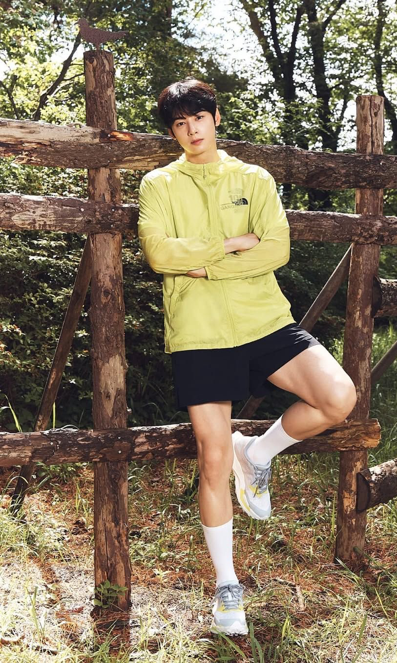Behind-the-scenes cut of Cha Eunwoo