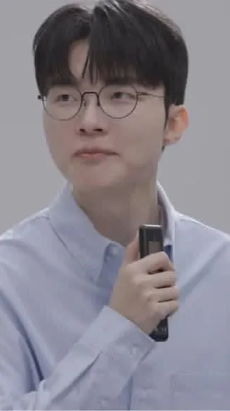 Emotional wallpaper shared by fans for Faker
