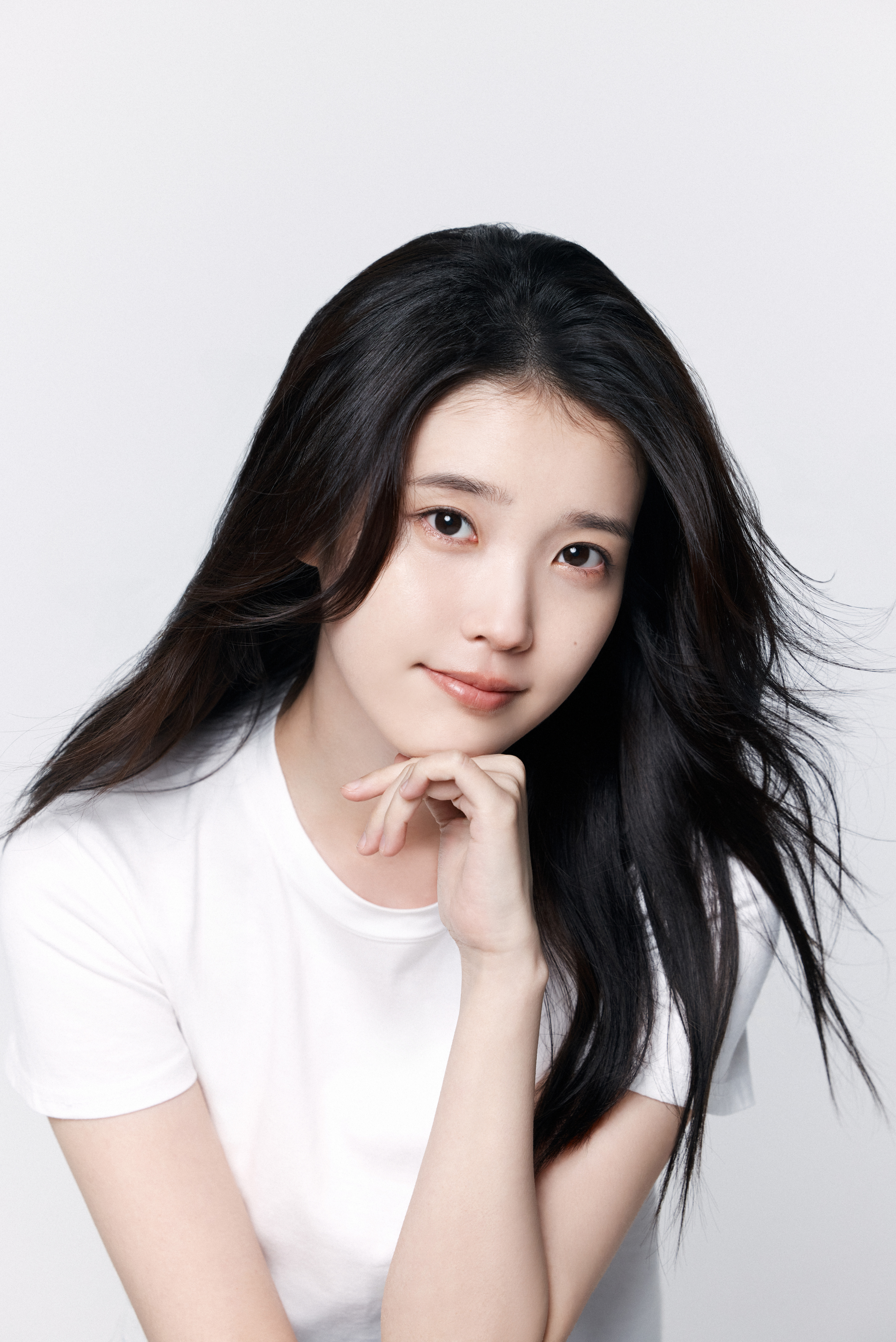 IUの最近の活動ショット