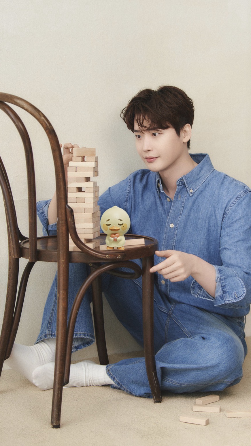 Emotional wallpaper shared by fans for Lee Jongsuk