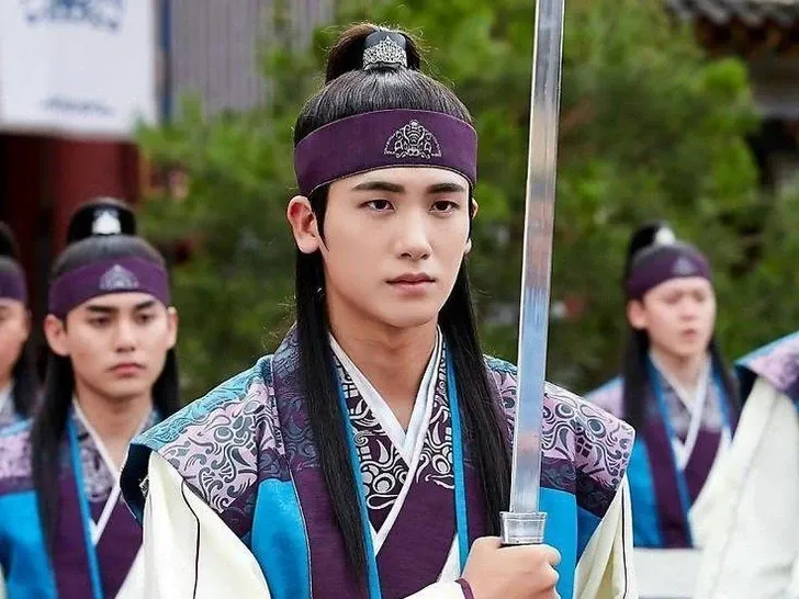 A moment captured by a fan of Park Hyungsik