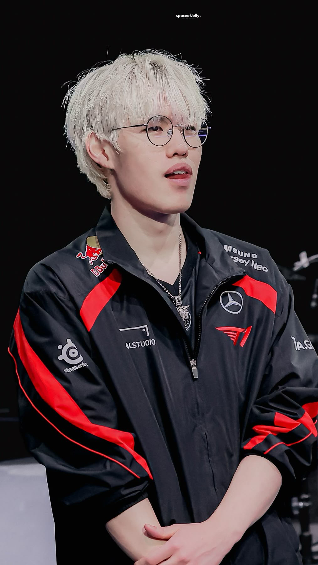 Special wallpaper made by Oner's fans