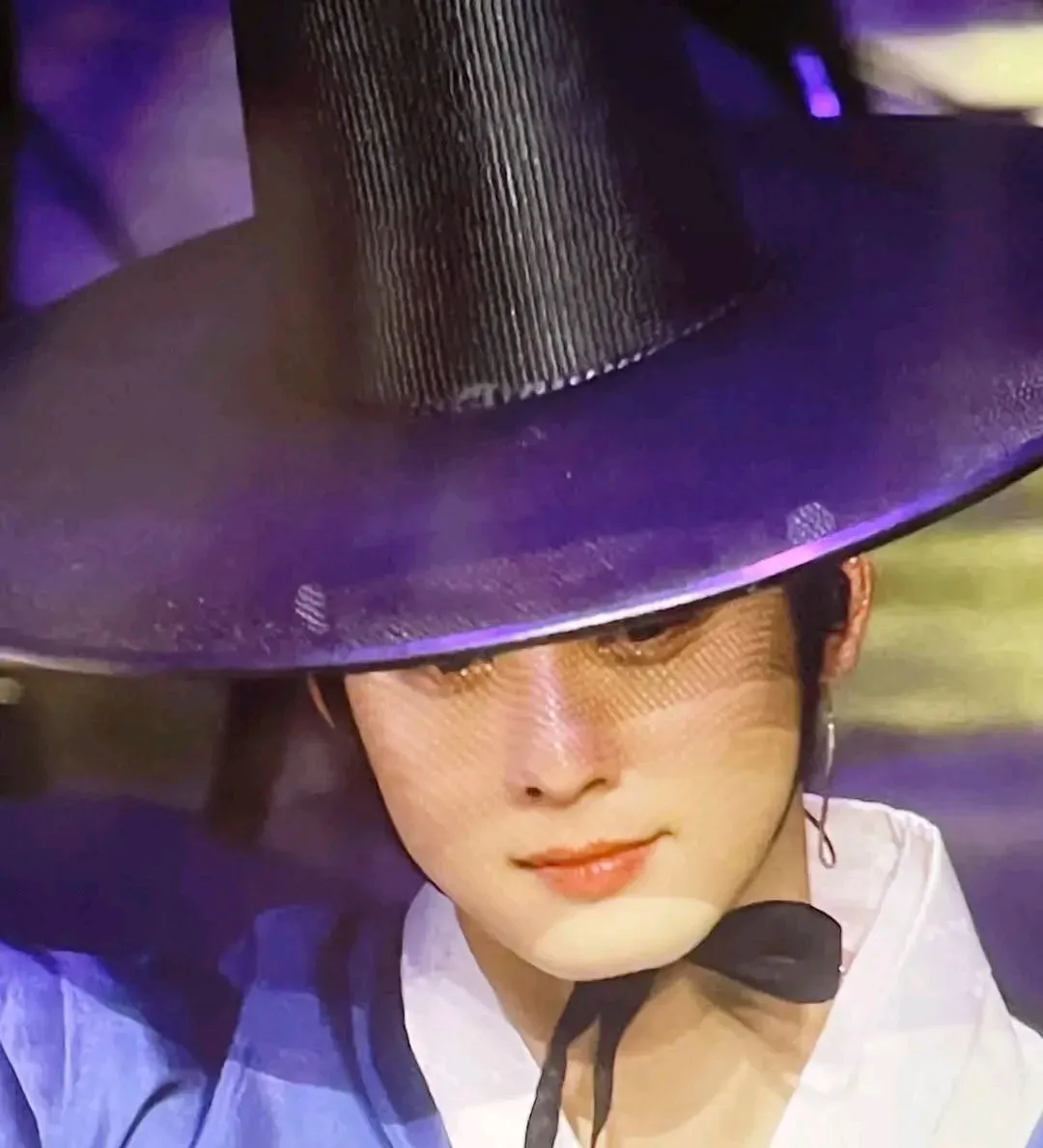 Behind-the-scenes cut of Cha Eunwoo