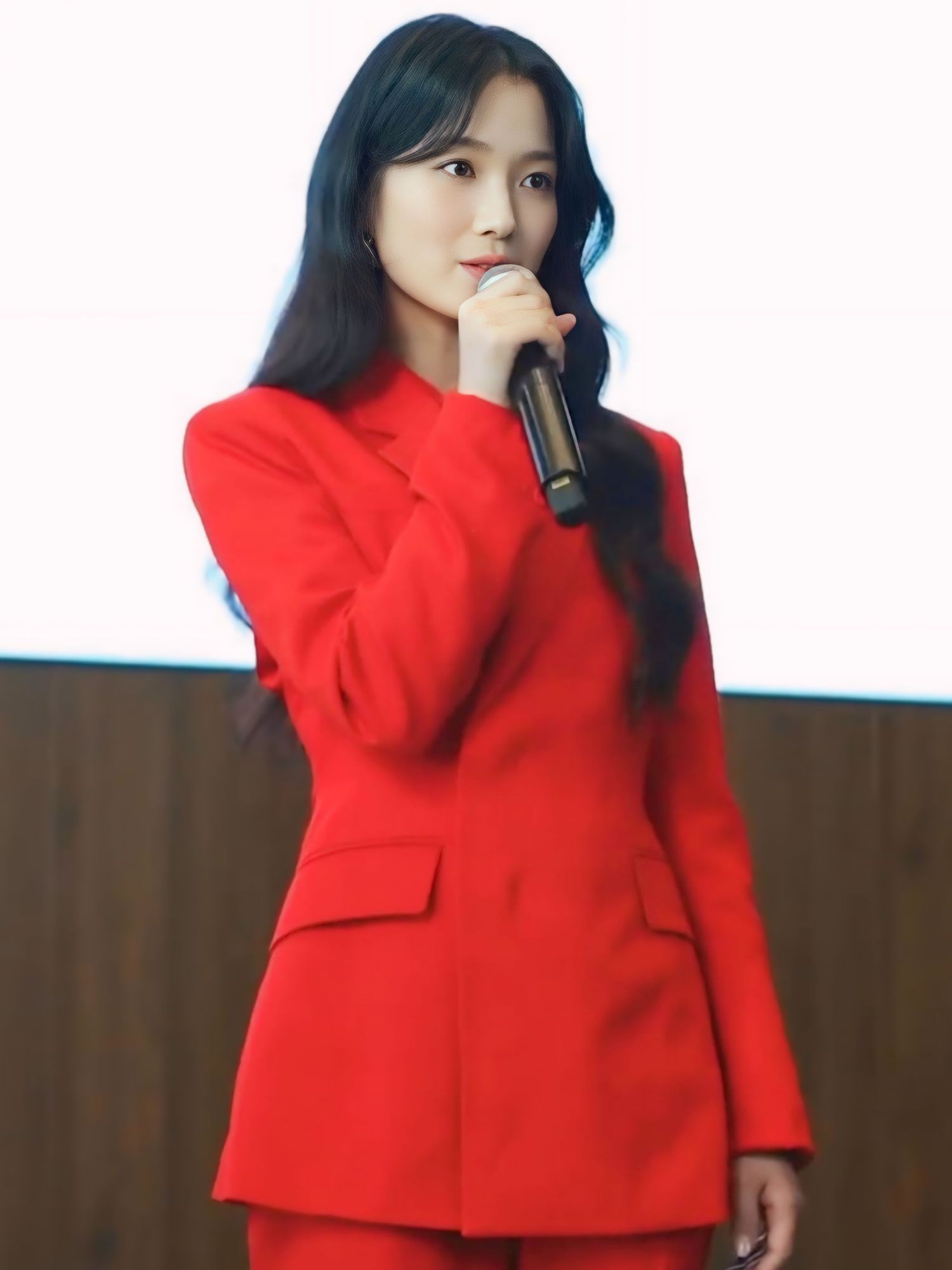 Behind-the-scenes cut of Kim Hyeyoon