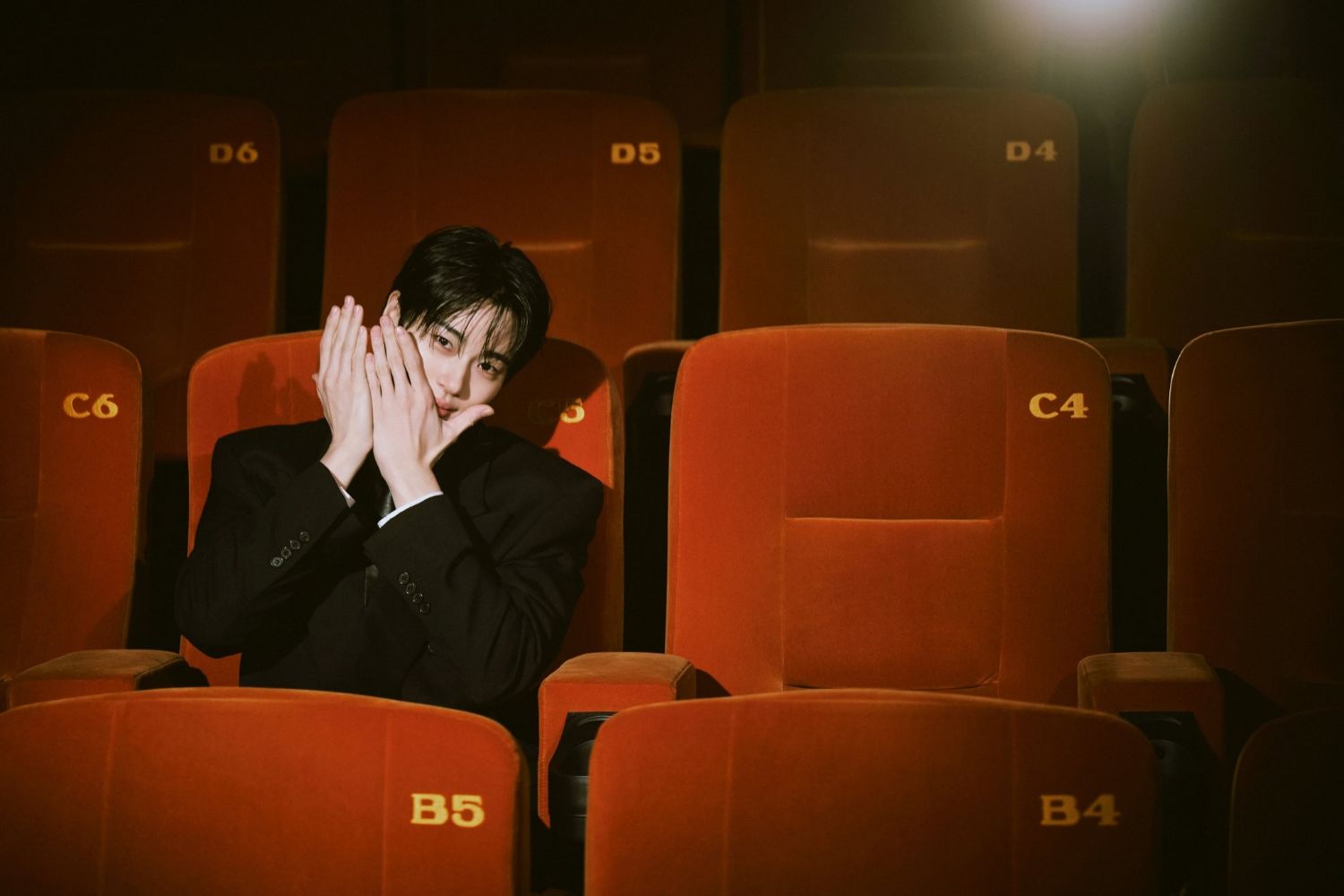 Behind-the-scenes cut of Byeon Wooseok