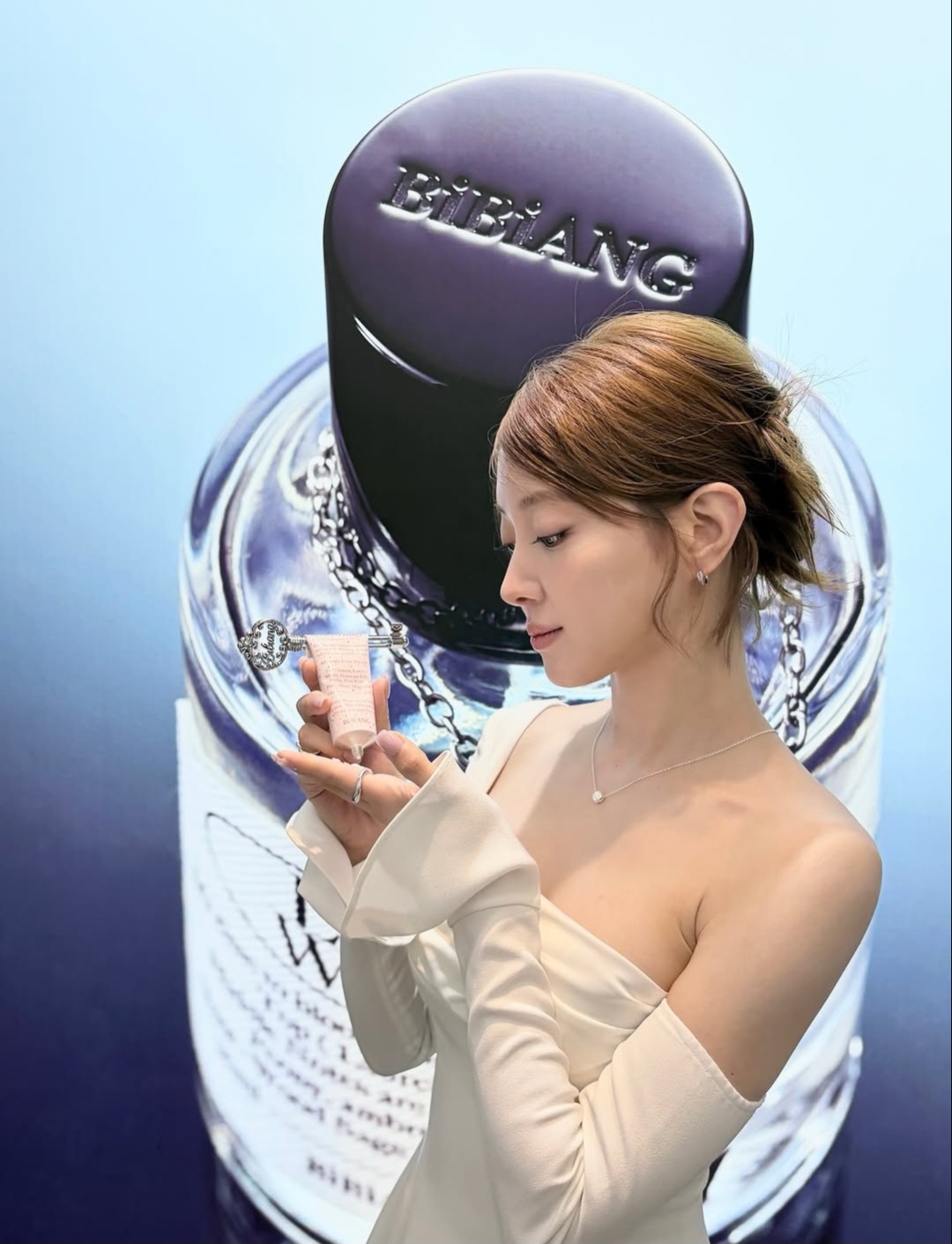 Behind-the-scenes cut of Lee Seyoung