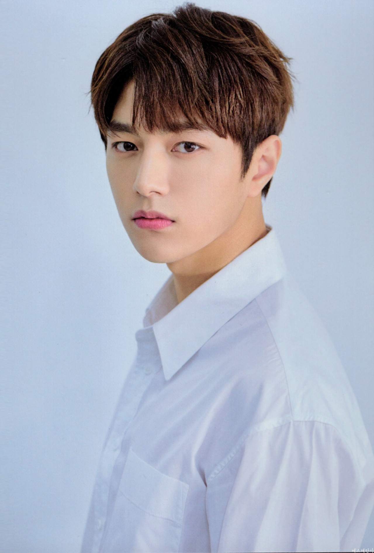 Behind-the-scenes cut of Kim Myungsoo (L)