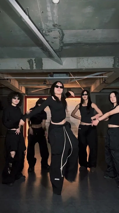 Behind-the-scenes cut of Aiki