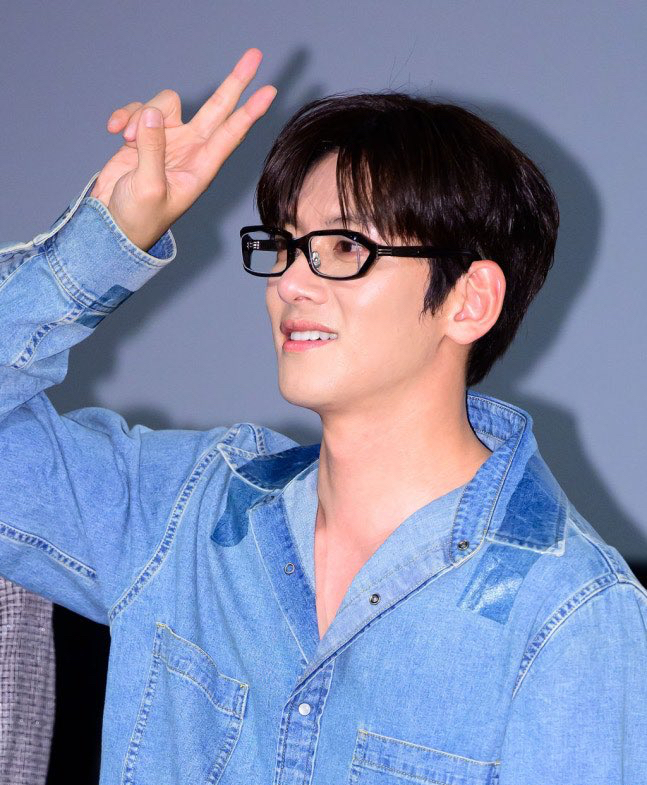 Behind-the-scenes cut of Ji Changwook