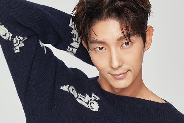 A moment captured by a fan of Lee Joongi