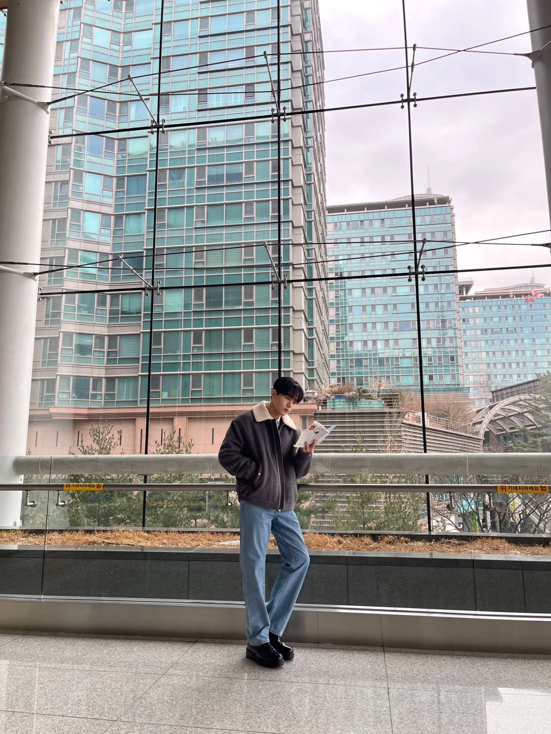 A moment captured by a fan of Kim Myungsoo (L)