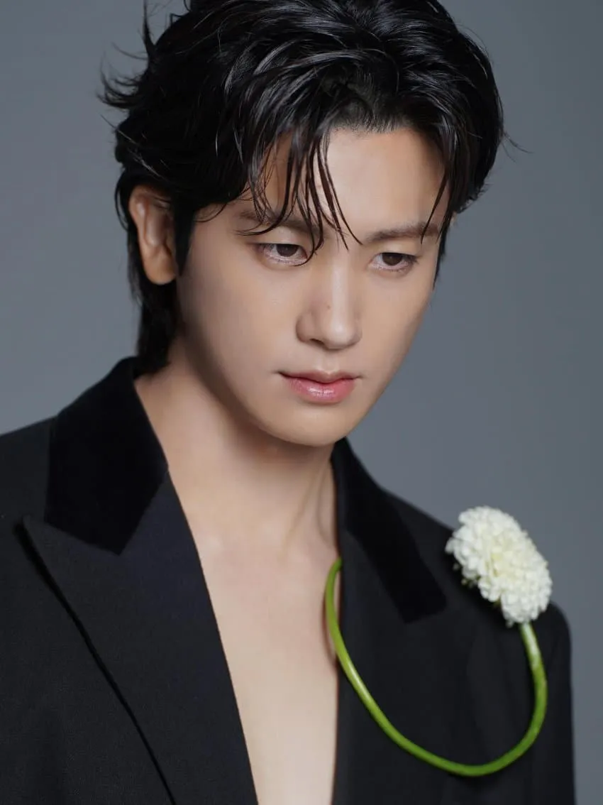 Behind-the-scenes cut of Park Hyungsik