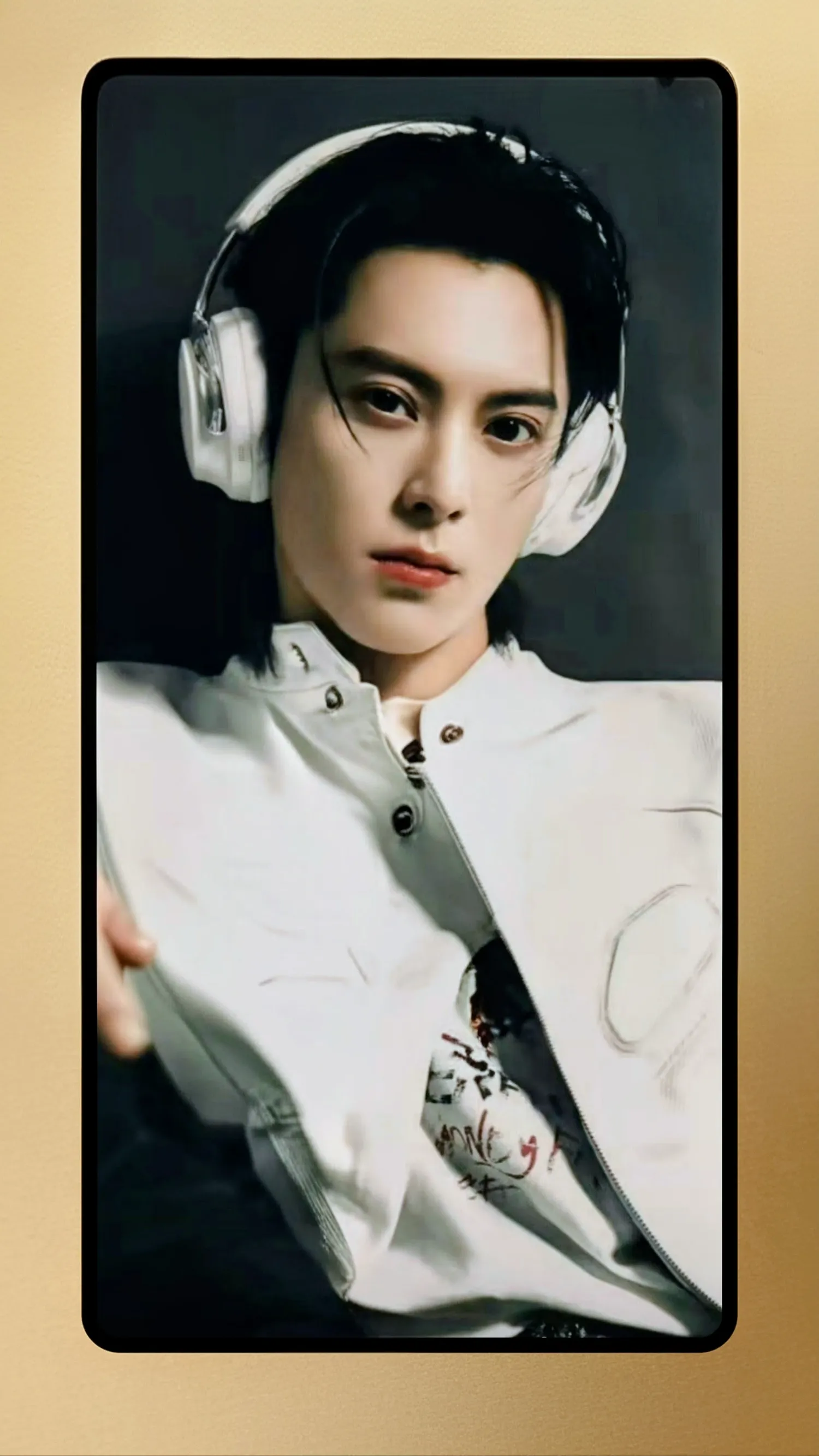 Emotional wallpaper shared by fans for Dylan Wang