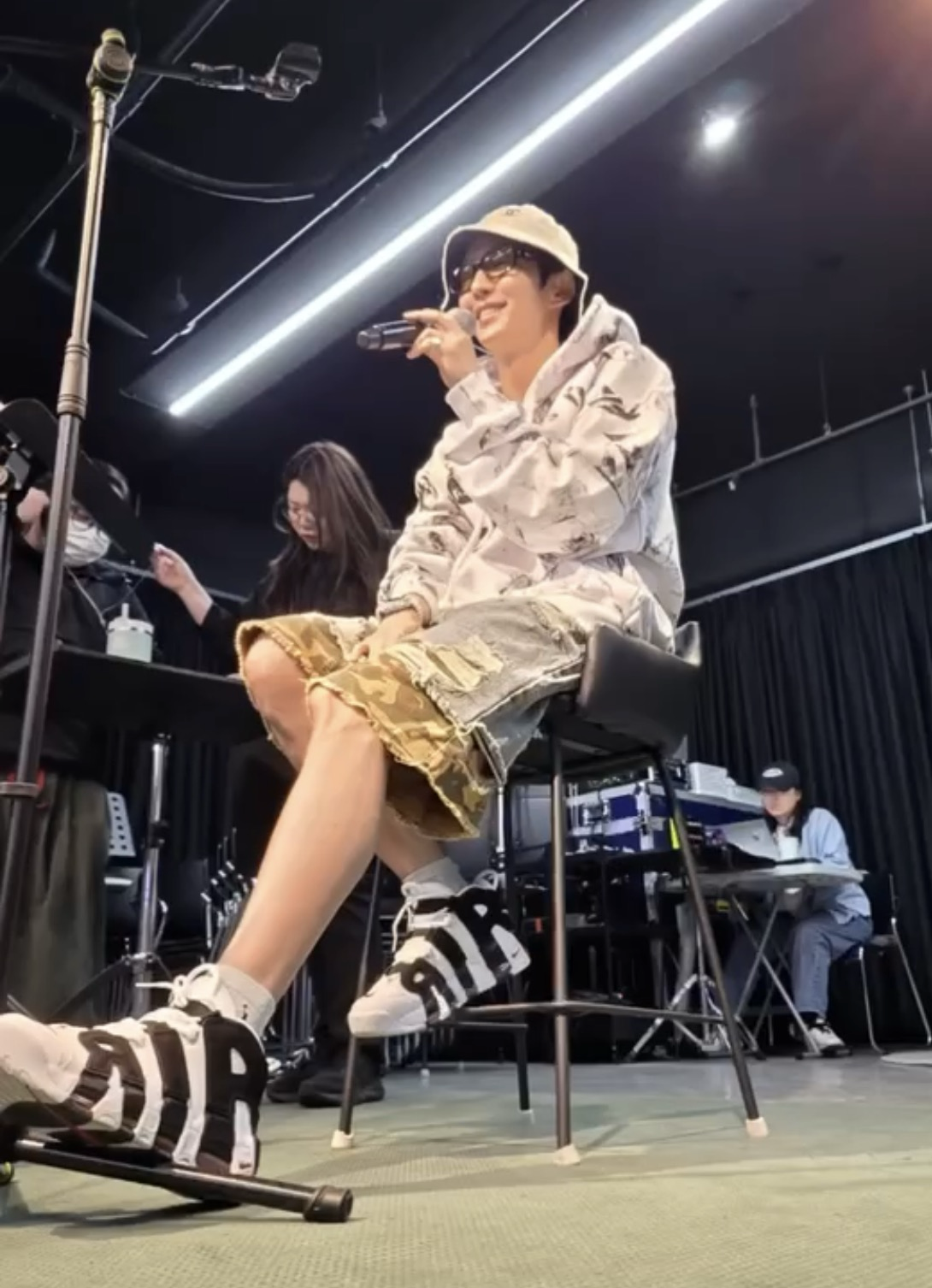 A moment captured by a fan of Lee Joongi