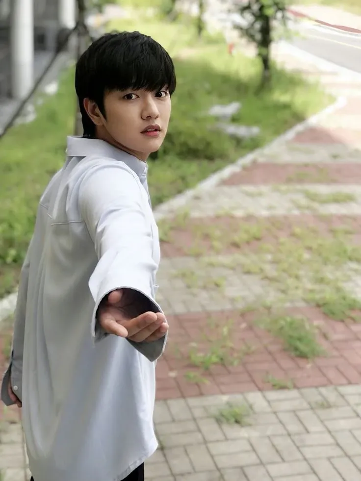 Behind-the-scenes cut of Shin Wonho