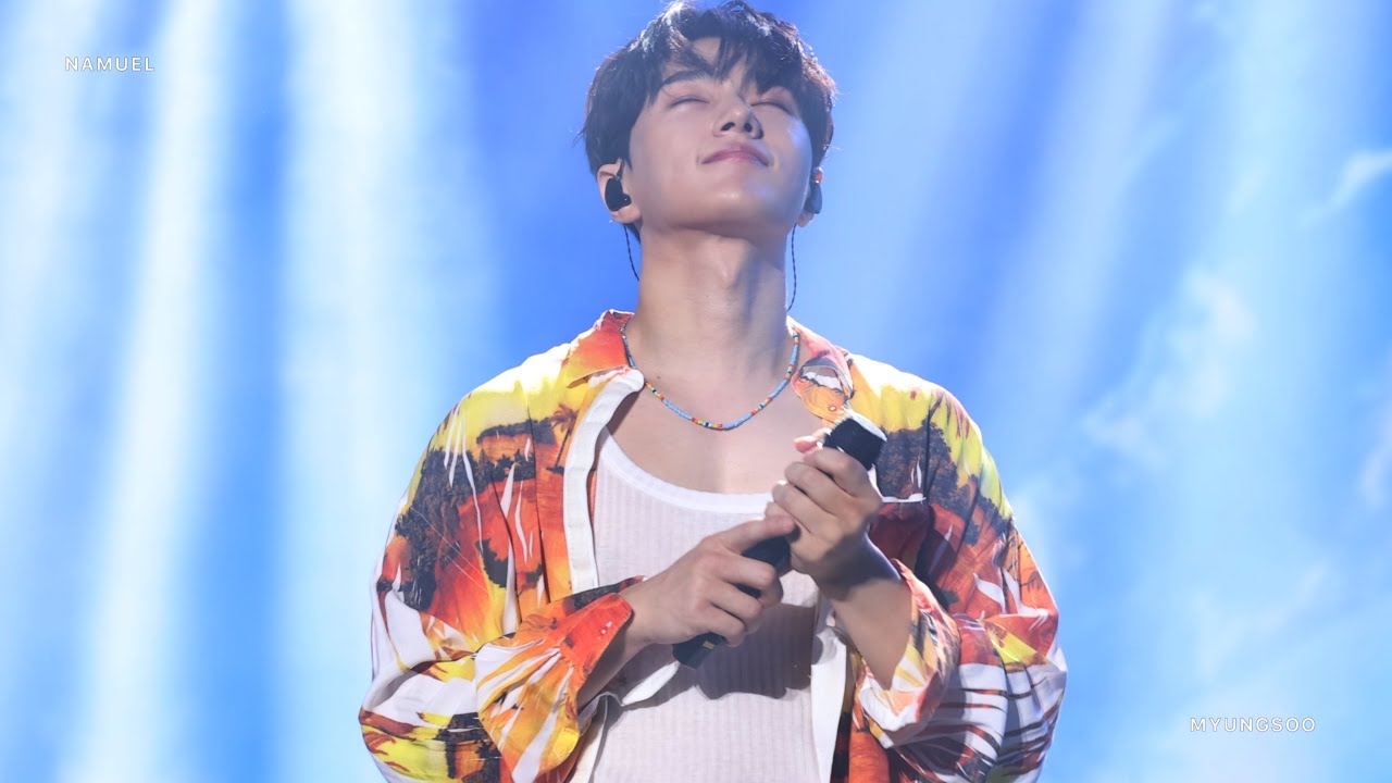 Behind-the-scenes cut of Kim Myungsoo (L)