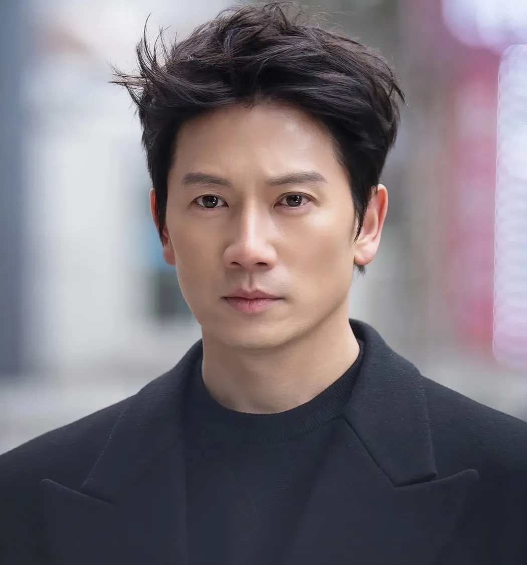 Recent activity shot of Ji Sung