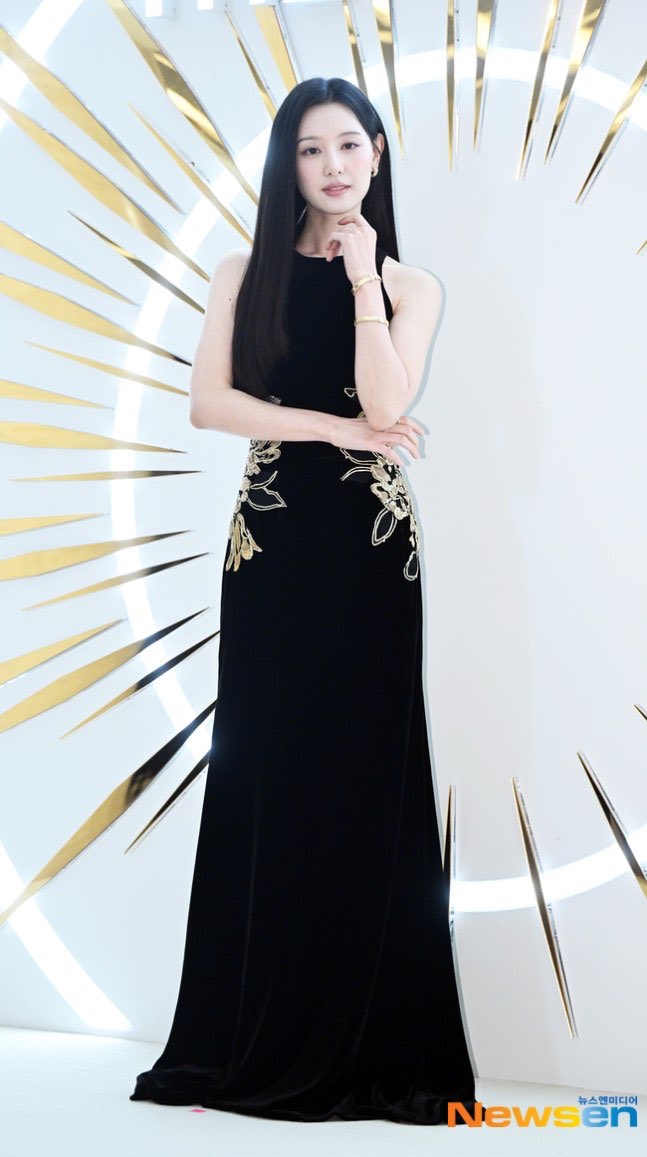 Special wallpaper made by Kim Jiwon's fans