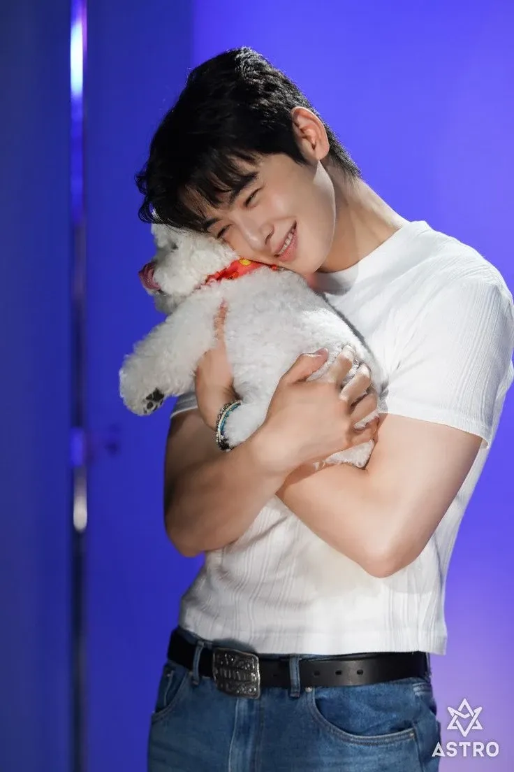 Behind-the-scenes cut of Cha Eunwoo