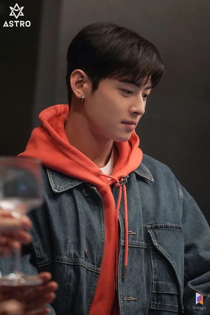 Recent activity shot of Cha Eunwoo