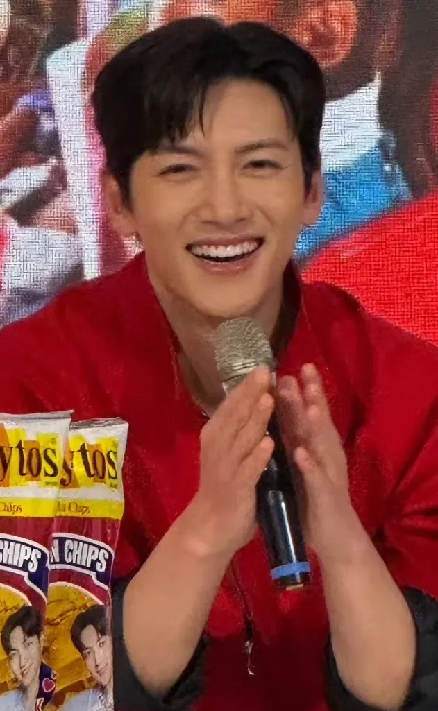 粉丝拍下的池昌旭瞬间