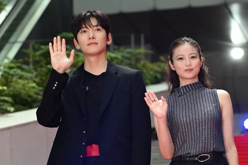 Behind-the-scenes cut of Ji Changwook