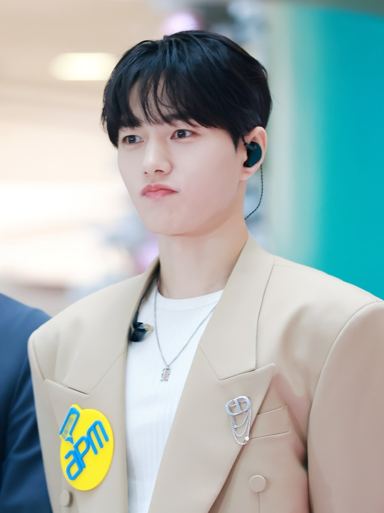 Behind-the-scenes cut of Kim Myungsoo (L)