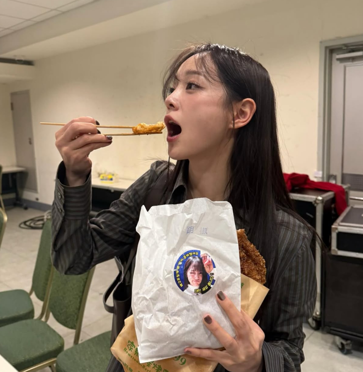 Behind-the-scenes cut of Kim Sejeong