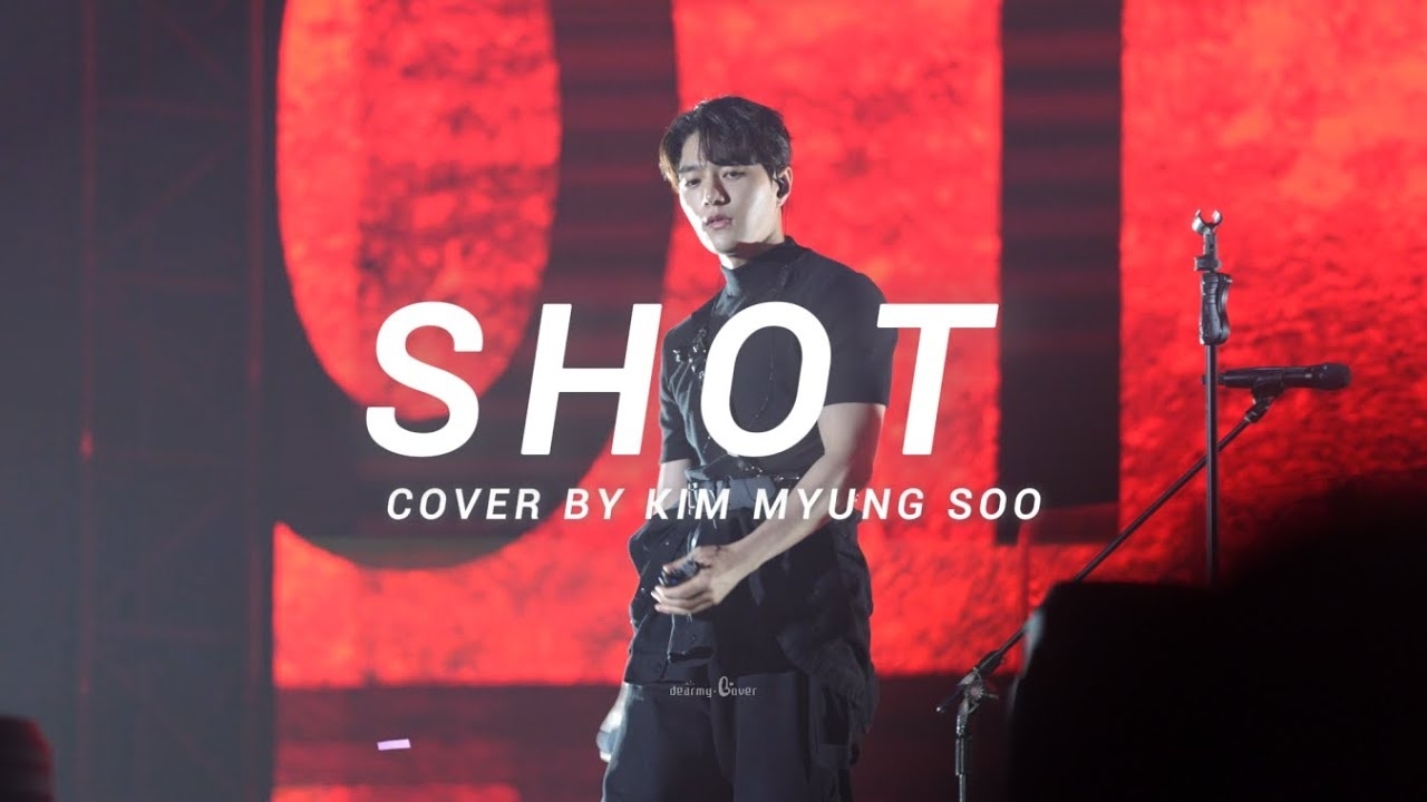 A moment captured by a fan of Kim Myungsoo (L)