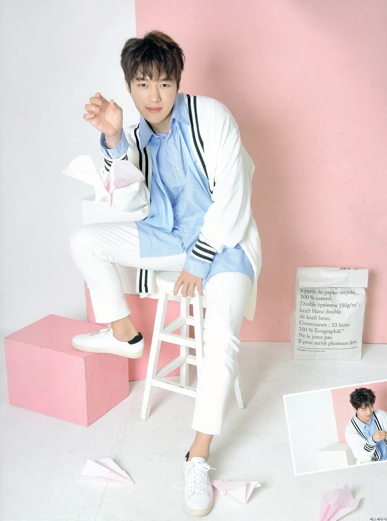 A moment captured by a fan of Kim Myungsoo (L)