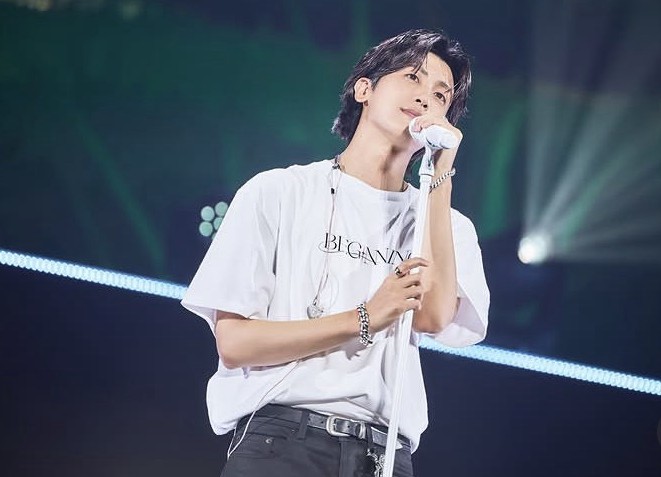 A moment captured by a fan of Park Hyungsik